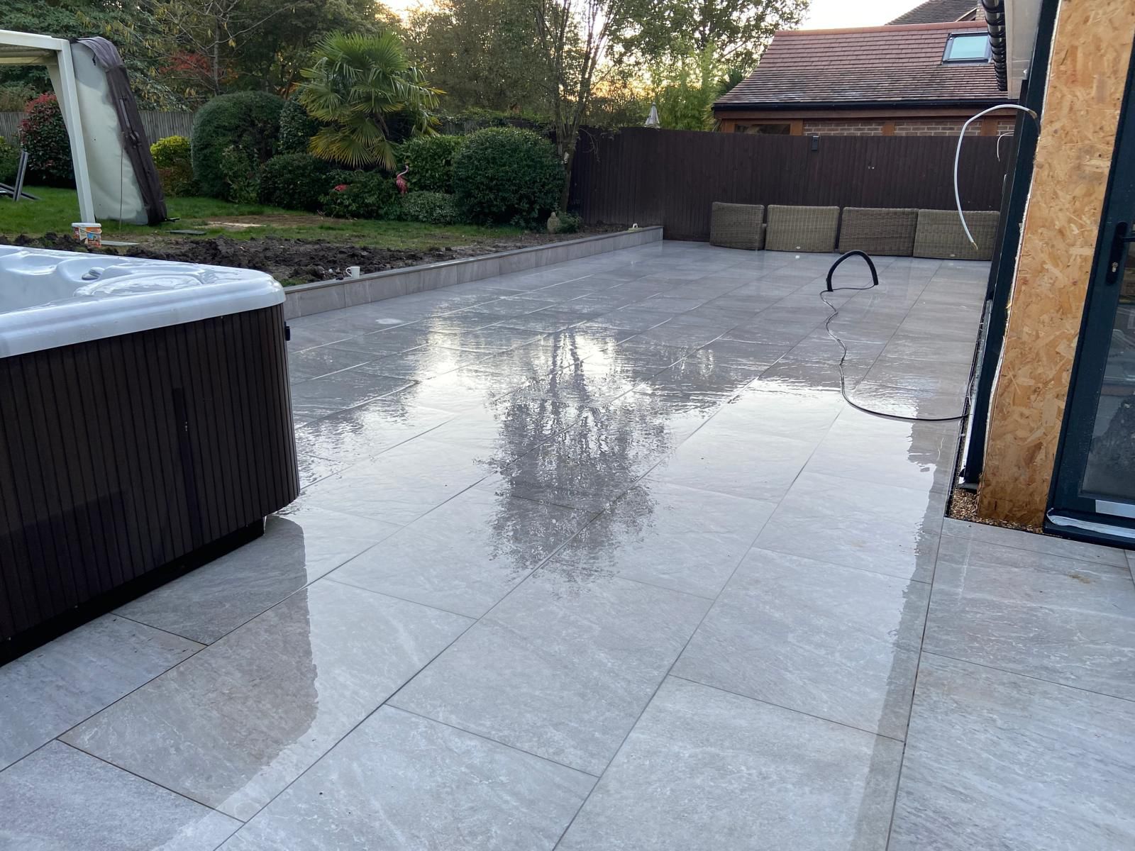 Hot tub with grey porcelain surround